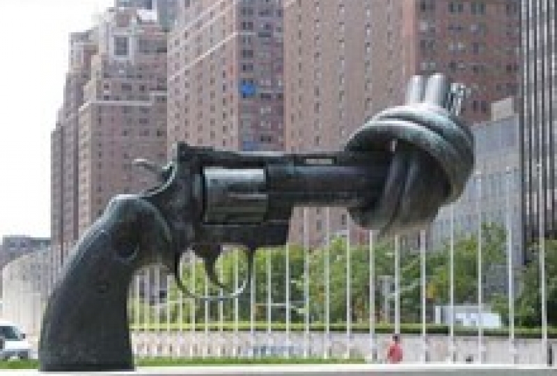Statue av revolver med krølla løp
